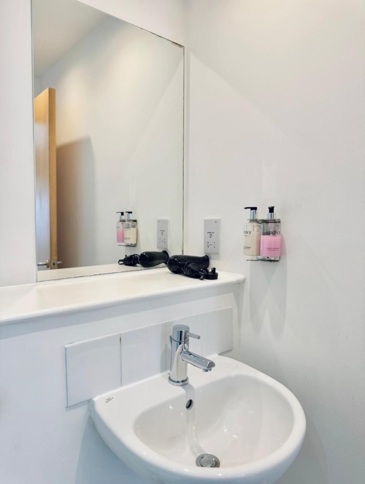 Modern Two Bedroom Apartments Эдинбург Экстерьер фото